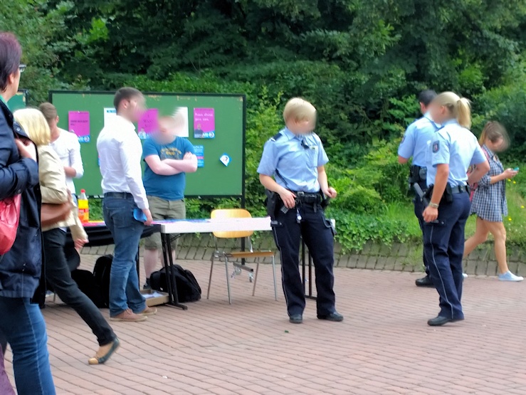 Stand mit Polizei (2)