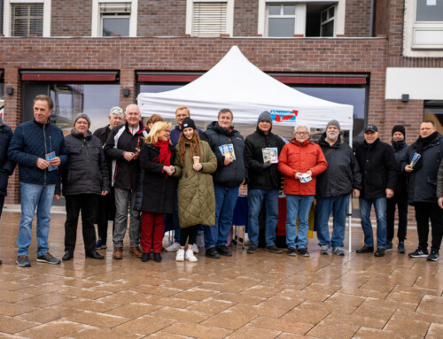 20 Helfer am Infostand in Monheim